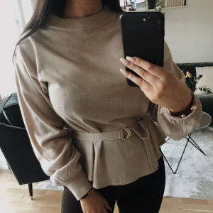 Topp från Bubbleroom - topp med skärp i midjan från bubbleroom. Sista bilden ger mer rättvisa på färgen. Den är lite nopprig men går lätt att ta bort med noppringsmaskin/rakhyvel.  Storlek M, men skulle säga den är mer som en S.