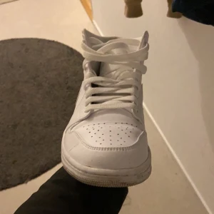 Jordans 1 vita  - Tyvärr så tyckte inte jag om skorna men kan även inte lämna tillbaka de 