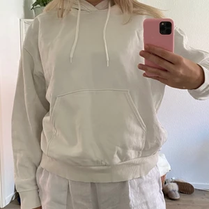 Hoodie - Säljer denna basic hoodien från weekday. Använd ett fåtal gånger och är i storlek S💗