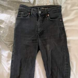Uttvättade svarta jeans som är slim från Bikbok, storlek S. Sitter väldigt bra.
