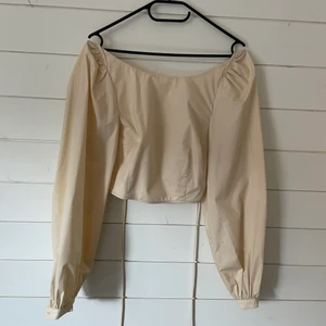 Topp NaKd - Superfin oanvänd topp från NaKd X Hanna Schönberg, storlek 36/ S