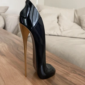 Parfym - Carolina Herrera parfym. Mer än halva flaskan kvar. 935kr ordinariepris säljer för 150kr.