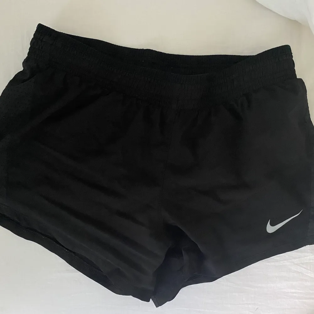 Svarta Nike shorts perfekta till sommaren! Strl S och är i fint skick! (Två första bilderna lånade) skriv gärna för fler! Obs det är inte boxershorts under!, modell som på andra/tredje bilden🌟. Shorts.