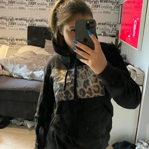 The cool elephant hoodie - The cool elephant hoodie, ”Two animals”. Denna tröja är superfin och är i väldigt bra skick, säljer den då det inte är min stil längre. Säljer för 200 kr+ frakt💗