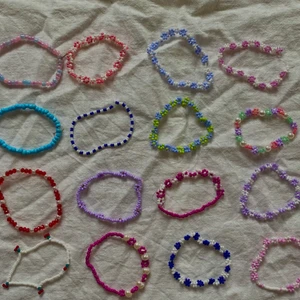 Pärlarmband - Följ smyckenbysae för fler bilder! Jätte fina pärladearmband och halsband. Armband kostar mellan 39-69kr och halsband mellan 79-189kr💗 Kan göra alla i andra färger och modeller bara skriv vad som önskas💓💓 13kr frakt💗 