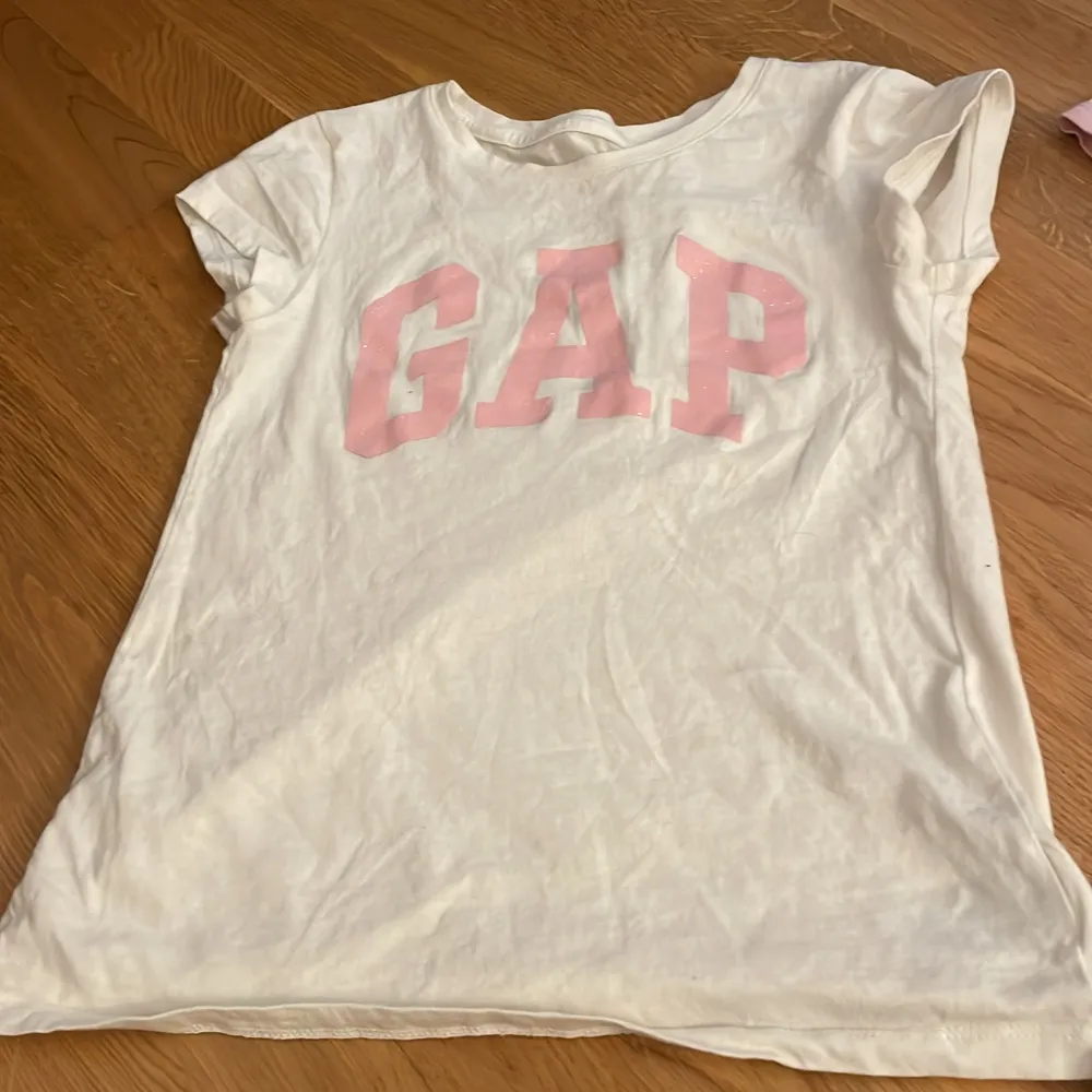 Storlek S snygga t-shirt har inte använt eller har andvänt den rosa 1 gång. Tog färgen vit men de är fler färger🙂🙂. T-shirts.