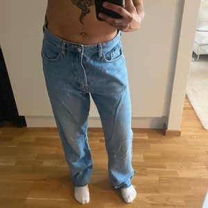 Karve loose jeans  - Tunna raka jeans, funkar på både herr och dam. Låg midja som jag har dem nu men funkar att ha högt också. Medium men stor i storleken. Avklippt kant nere. 