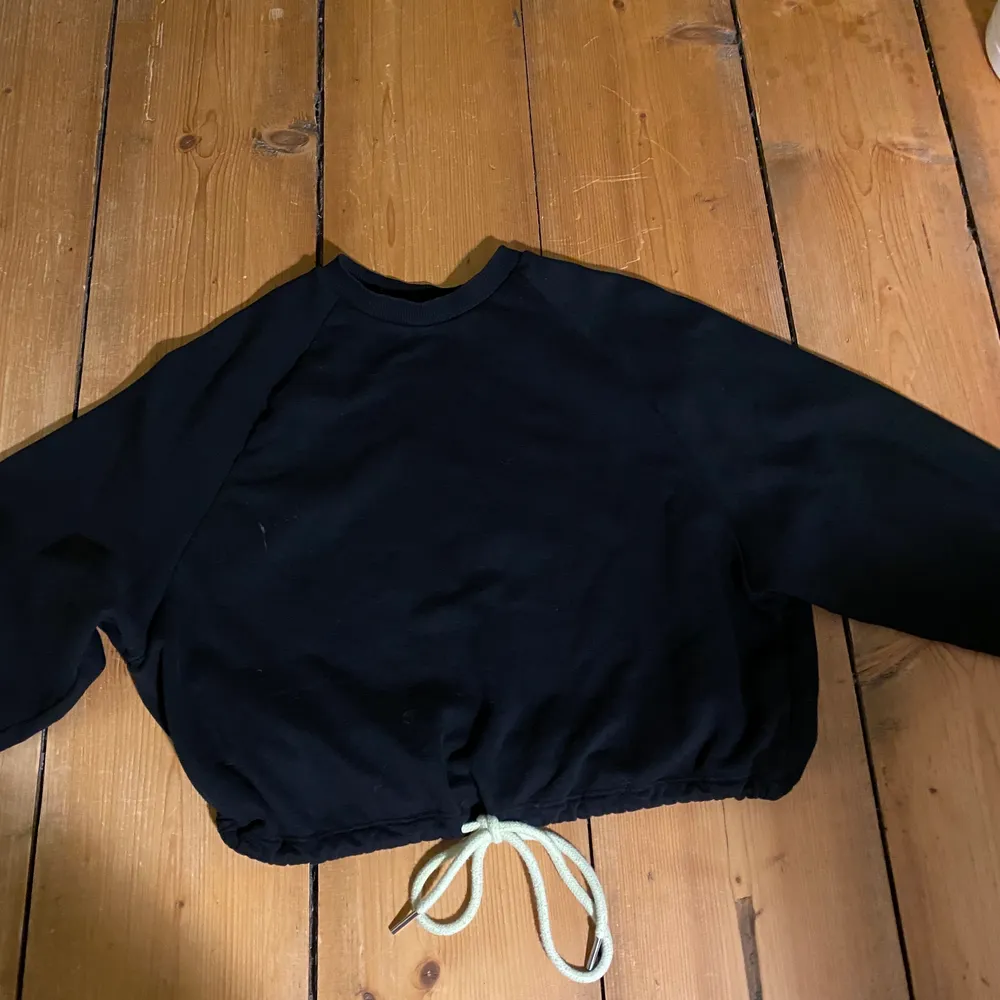 Svart sweatshirt från NLY TREND i storlek M. Det är ett ljusgrönt snöre i tröjans nedre del vilket gör att man kan få en snygg kroppad look. Pris + frakt (49kr). . Tröjor & Koftor.