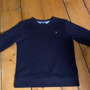 En marinblå/svart sweatshirt från märket GANT. I ett näst intill nyskick. Den är i storlek 170 cm (barnstorlek) eller 15 år. Sitter ungefär som XS/S. Pris + frakt (49kr).