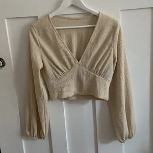 Krämvit blus (lite croppad) - Helt oanvänd blus, har dock klippit bort lappen, vet ej exakt vart den är ifrån men nyköpt. Fint skick fin figur men passar ej i färgen. 