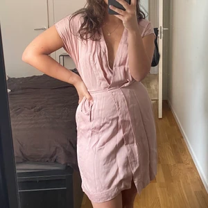 & Other stories klänning💗 - Superfin klänning från & Other Stories💗 Klänningen är i omlottmodell med knytning i midjan, materialet är satinliknande. Storlek 34!