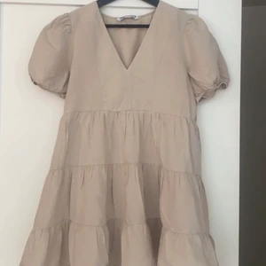 Zara klänning  - Jättefin slutsåld klänning från Zara!💗 köparen står för frakt💕