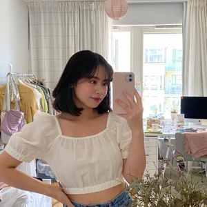 croppad vit topp med puffärmar i linne från & other stories - söt croppad topp i delvis linne-material, perfekt för sommaren! waistbandet är elastisk så det är väldigt bekvämt att ha på. knappt använd då den inte passar mig längre. Nypris 490kr. XS men passar även S