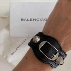 Balenciaga city armband strl M - Säljer mitt fina Balenciaga armband! Storlek M ✨✨ I fint skick!