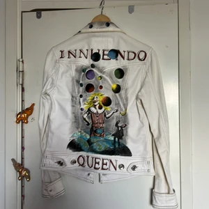 Queen Innuendo Jeans Jacka - Säljer nu min jättefina queen jeans jacka som blivit handmålad med Innuendo album cover:et, säljer det dyrt då den är handmålad och det har lagts in flera timmar på att måla den