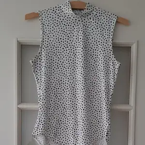 Black and white polka dotted body - Size M (I'm 174cm tall) - soft material and shapes the tummy and waist really nicely - 88% Polyester, 12% Elasthane