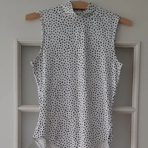 Polka dot body - M - H&M - Black and white polka dotted body - Size M (I'm 174cm tall) - soft material and shapes the tummy and waist really nicely - 88% Polyester, 12% Elasthane