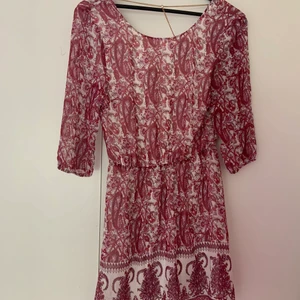 Sommarklänning  - Fin rosa sommarklänning från Bikbok. Öppen rygg med ett litet ”smycke”. Storlek S. Använd men i fint skick. 🌸🌸🌸🌸  Möts upp eller står du som köpare för frakten😊