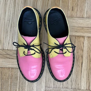 Dr Martens 1461 storlek 36 - Säljer mina Dr Martens 1461 köpta i London 2014. De är i använt men gott skick. Är några märken längs hälen det å båda skorna (se bild). Jag är normalt sett en storlek 36 och dessa passar perfekt. Köparen betalar frakten.