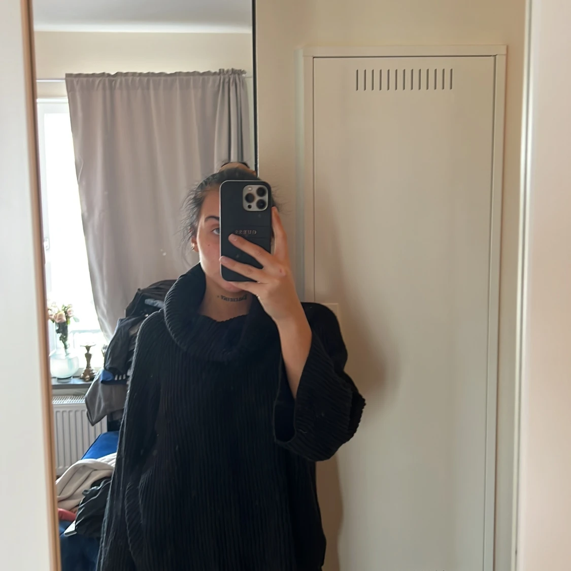 Stickad med stor krage och vida armar 