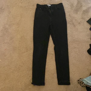 Bra aldrig använt  - Den är ny och ja har aldrig använt den för den är stor för mig men storleken är 38 och modellen är öppen ner ifrån byxorna lite ❤️båda sidorna jeans  