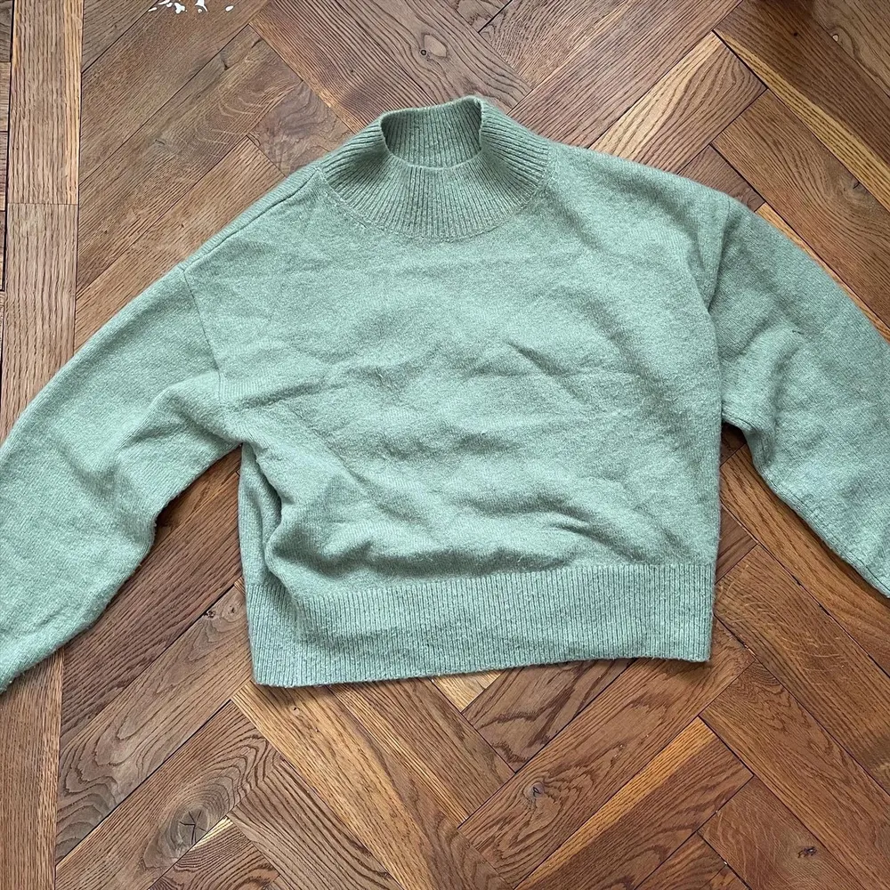Säljer denna superfina och mysiga stickade tröjan från & Other Stories! Köptes för typ 2 år sedan och använts kanske 10 gånger. Inte alls stickig, jätteskönt material! Och så fin grön nyans 🥰. Tröjor & Koftor.