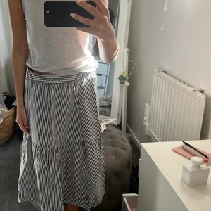 Lång kjol - Söt, randig lång kjol köpt på Afound för några år sedan. Hyfsat använd men i toppenskick utan defekter Storlek S/M