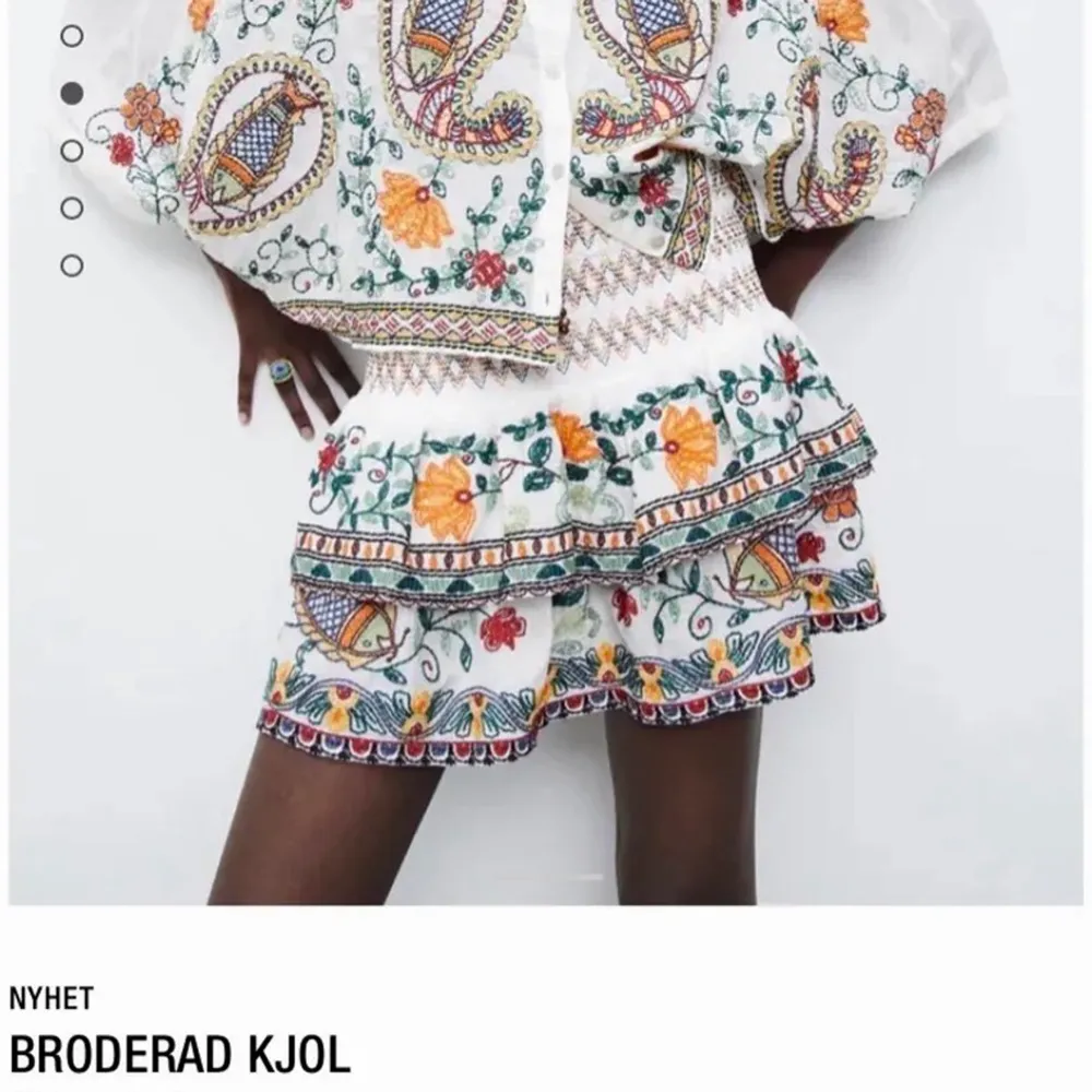 (Är inte säker på att jag vill sälja) INTRESSEKOLL vill kolla intresset på denna helt nya broderade kjol från zara, aldrig använd, slutsåld och har lappar kvar. Kommer endast sälja vid ett bra pris. ❌köp direkt för 500 plus frakt❌. Kjolar.