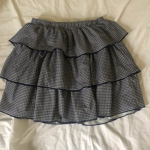 Zara kjol - Rutig Volangkjol från zara köpt för ca 2 år sedan men har inte kommit till användning så säljer därav! Jättefin att ha både på sommaren och på vintern till ett par strumpbyxor💞Kontakta mig för mer info!