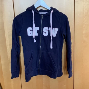 Tjocktröja - En tjocktröja från Gina tricot i storlek XS.