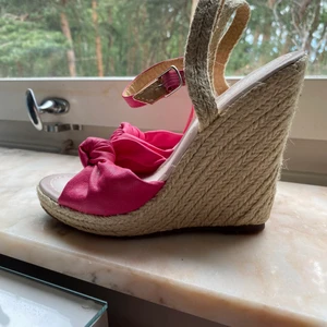 Kilklackar  - Kilklackar i storlek 35,5. Aldrig använda, inga skavanker. Klackhöjd 12cm, Platå 2 cm  Spårbart frakt 79kr