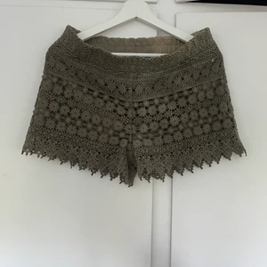 Gröna shorts - Knappt använda fint skick! Står strl 40 men skulle säga 36/38 max!