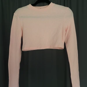 Rosa långarmad  - Snygg och skön långarmad från SHEIN💖 endast använd 1 gång, säljer då den inte passade!💖