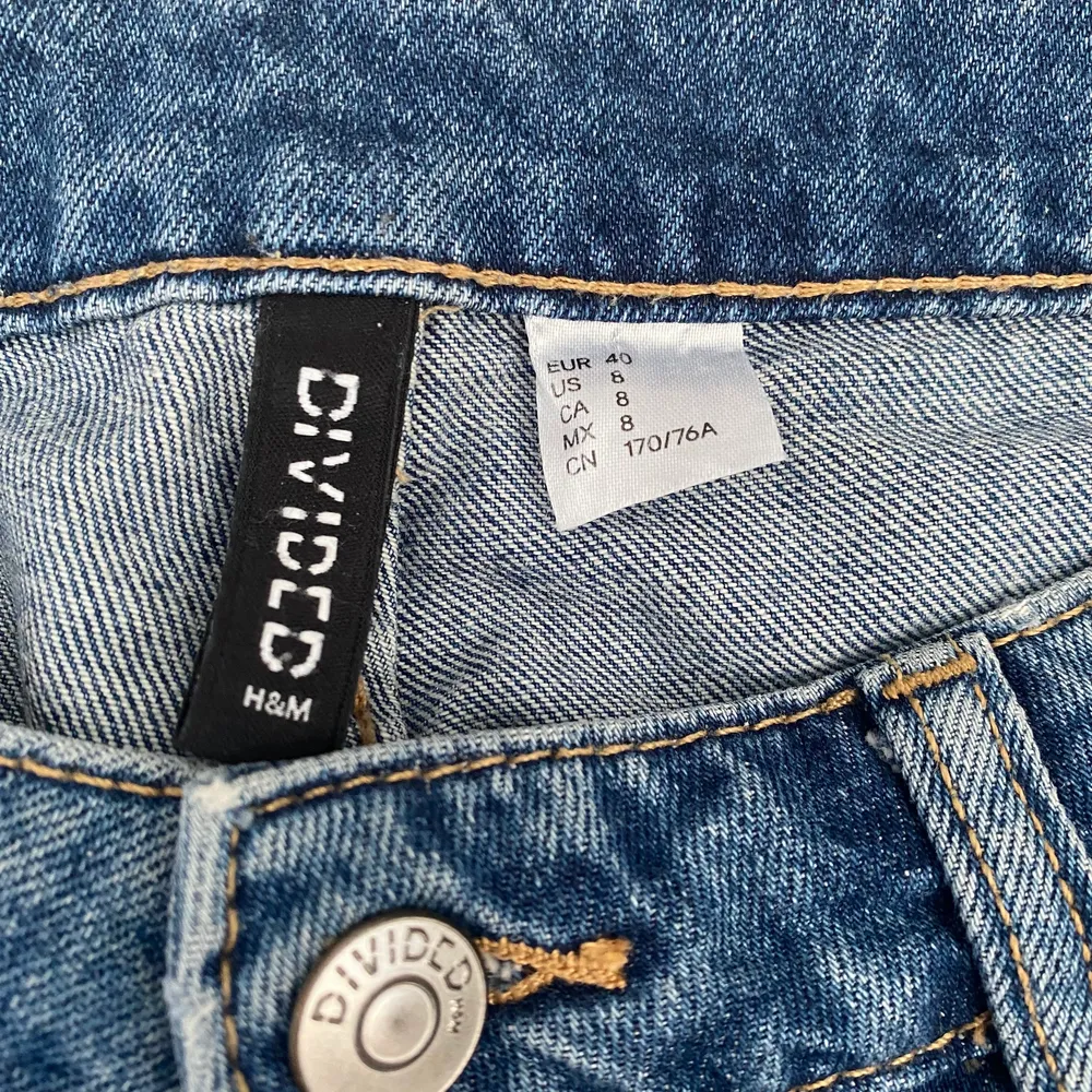 Säljer dessa mörkblå vida jeans från Hm! Endast använda ett fåtal gånger, så de är i mycket bra skick. Säljer pga att de var en aning korta för mig som är 173. Köparen står för frakt! . Jeans & Byxor.