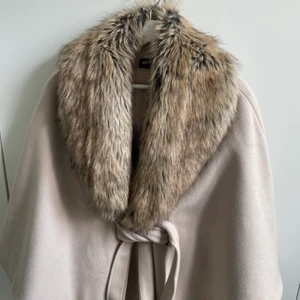 Cape från bubbleroom  - Fin beige cape från bubbleroom i nyskick med avtagbar fuskpäls-krage! 