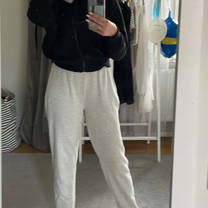 Mjukisbyxor  - Jättesköna ljusa mjukisbyxor!😍 inga slitningar och dom är sällan använda