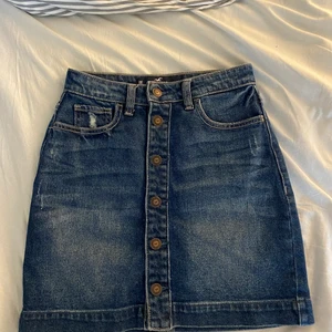 Kjol - En extremt söt jeanskjol som passar perfekt inför sommaren. Har lite svårt att tyda storleken då det står på engelska men den passar mig som har 32/34 oftast (se sista bild för storleken). Hör av dig om du vill ha flera bilder 💕💕