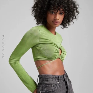 Grön topp bershka  - Supersnygg festtopp från bershka som skimrar i tyget och har knytning baktill. Aldrig använd därav i mycket bra skick, passar både S och M💚