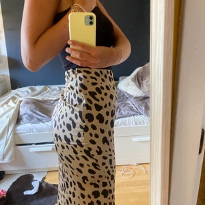 Satinkjol - Oanvänd då den inte kommit till användning! Så fin och passar till allting nu under sommaren💕💕