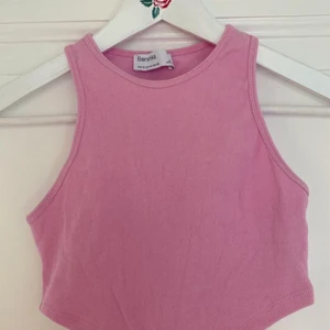 Rosa topp - Rosa topp från Bershka. Den går upp i kanterna och är verkligen så snygg! Säljer endast för att den var lite liten på mig. 