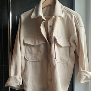 Jacka - En fin beige jacka, den är mjuk och skön. Passar bra till våren/hösten.  OBS, står inte för frakten. 