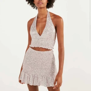 Glitter set  - Säljer detta maaagiska glitterset från Bershka! Perfekt festoutfit🕺🏼🕺🏼 Toppen är ett halterneck linne med resår och i storlek M, även kjolen är i resår men storlek S. Skriv gärna för fler bilder! Det går att köpa delarna för sig, vi kan diskutera pris💓💓