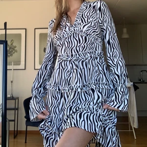 Zebramönstrad klänning  - Säljer denna superfina klänning som tyvärr inte riktigt kommer till användning :( lappen är avklippt men är ganska säker på att den är köpt på bershka!! 💞 köparen står för frakten men jag möter även upp i Lund💞 