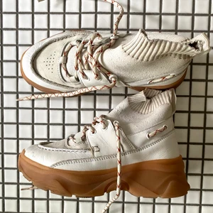 Sneakers Carin Wester - Ett par sneakers med strumpa från Carin Wester i storlek 37. Använda endast ett fåtal gånger så i väldigt bra skick. 