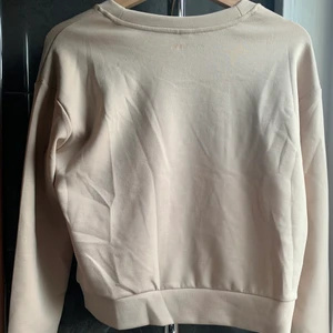 Tröja - En beige tröja som matchar de andra beiga mjukisbyxorna. Tröjan skön och go. Bestämde mig för att sälja båda då de kom i ett set.  OBS, står inte för frakten. 