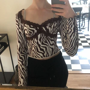 Tröja från shein  - Säljer denna tröja från shein i storlek xs. Den är sällan använd och är i bra skick. Säljer för 50kr + 39kr frakt 💖