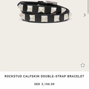 Valentino armband  - Super fint skick, guldiga nitar! Inga skador! Köpt på Valentinos egna hemsida💗 kvitto, äkthetsbevis, extra nitar och dustbag följer såklart med! 