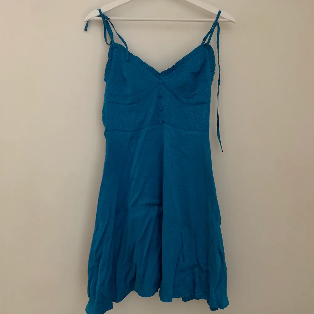 En blå sidenklänning från Zara i xs, använd vid ett tillfälle. . Klänningar.