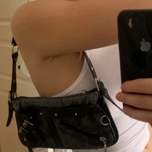 Väska - Jättefin väska med lite slitningar!!💕