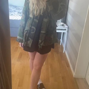 militär jacka - Super söt militrär jacka , aldrog andvönd❤️